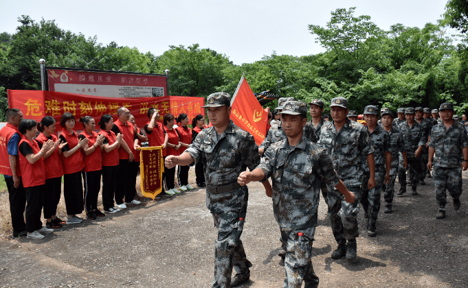 抗洪一线铅山赴鄱阳抗洪救灾民兵应急连凯旋而归