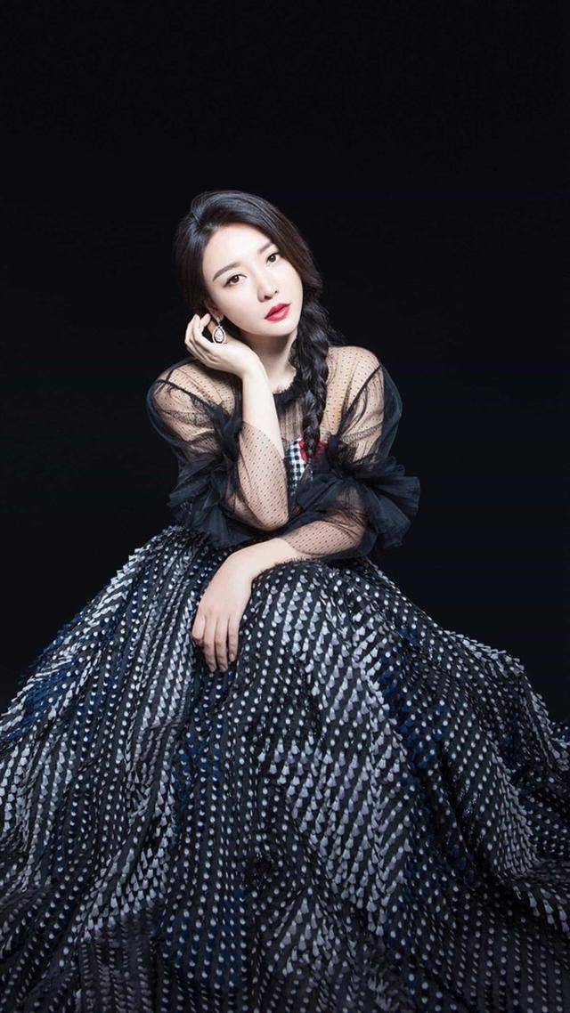 1/ 5 柳岩着红色抹胸裙,蜂腰美胸笑容迷人性感炸裂.