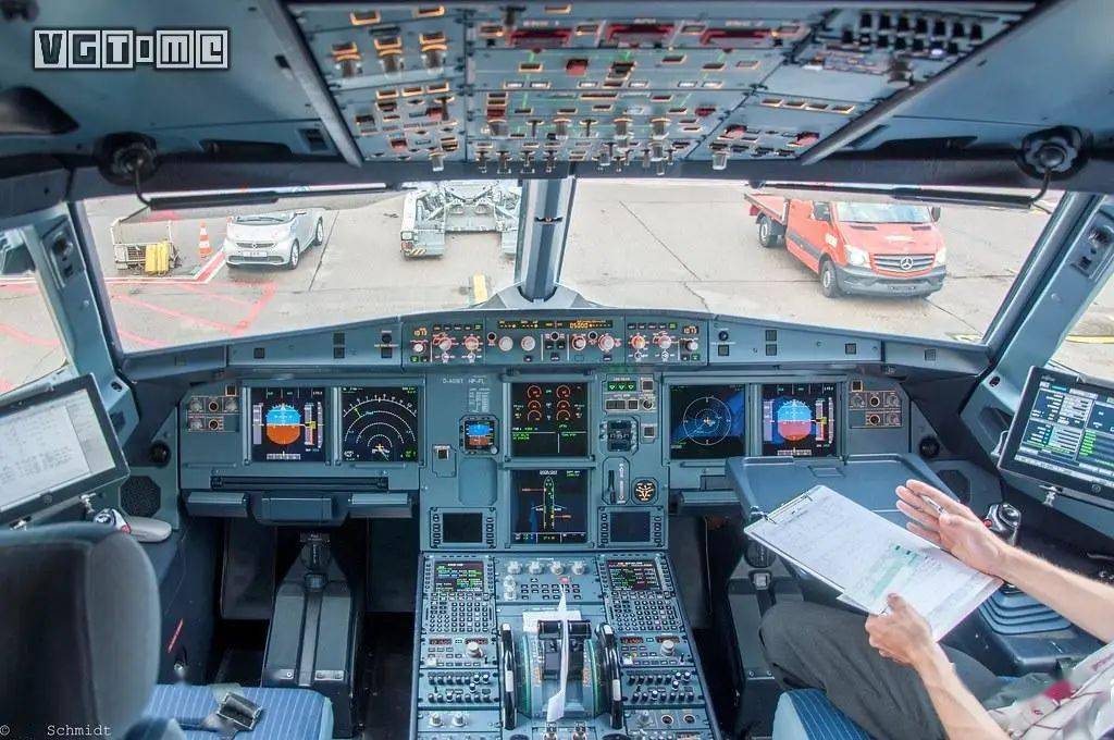 a320驾驶舱,可以看到空中客车特色的侧边驾驶杆,tca空客版民航摇杆