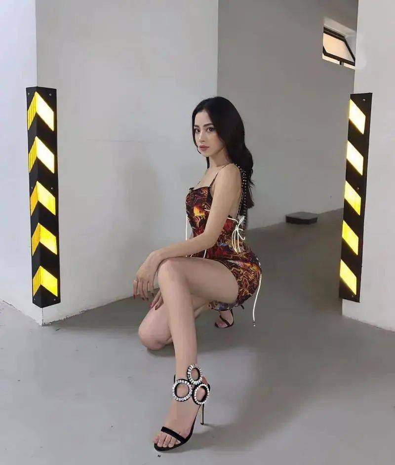 极品|靠犯规身材+绝美颜值成功“上位”！这位人间极品到底什么来头？