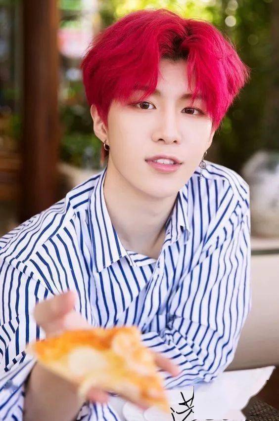 发型|王一博又解锁了新妆发？我宣布男明星在美容方面比女生还用力！