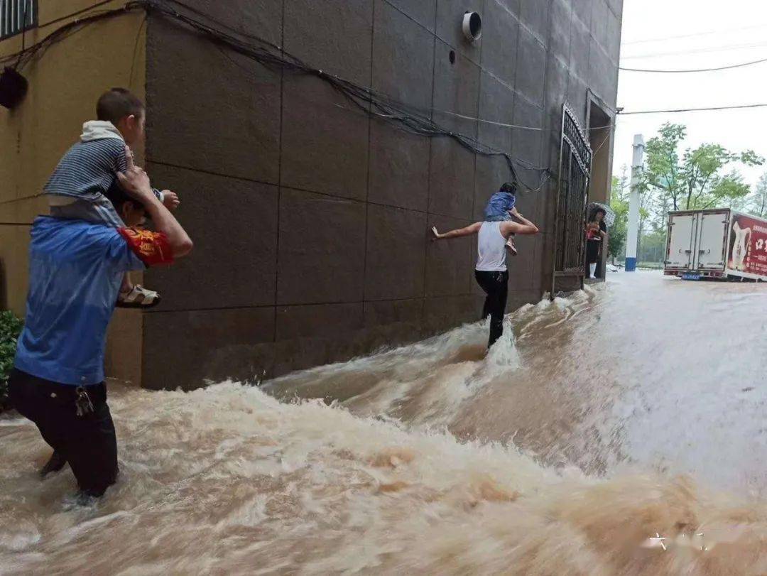 谢谢你们在暴雨中为我们乘风破浪