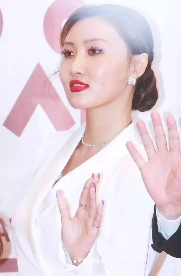 脸蛋|没有一张“漂亮”的脸蛋，却重新定义了美