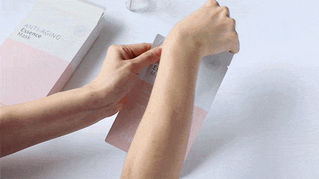 鲜肉|“少女脸”奶奶惊艳全球,61岁又泡到28岁鲜肉,网友:好狠,这女的!