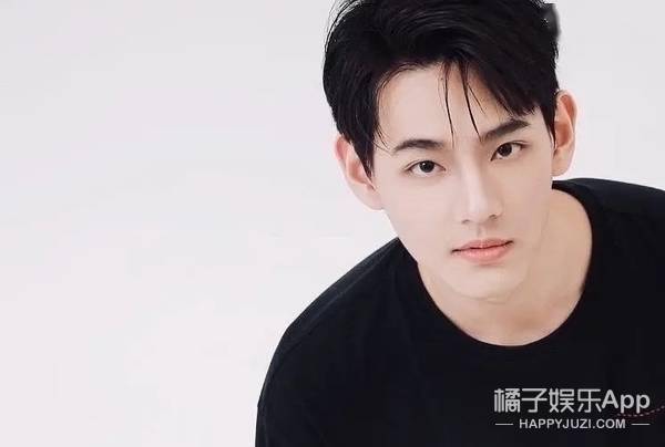 李荣浩|原创李荣浩鼓手现身《明日4》！语录出圈眼神蛊人，是小说在逃男主吧