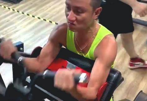 文章|文章戴金项链疯狂健身，青筋暴起一脸狠相，荷尔蒙炸裂超年轻