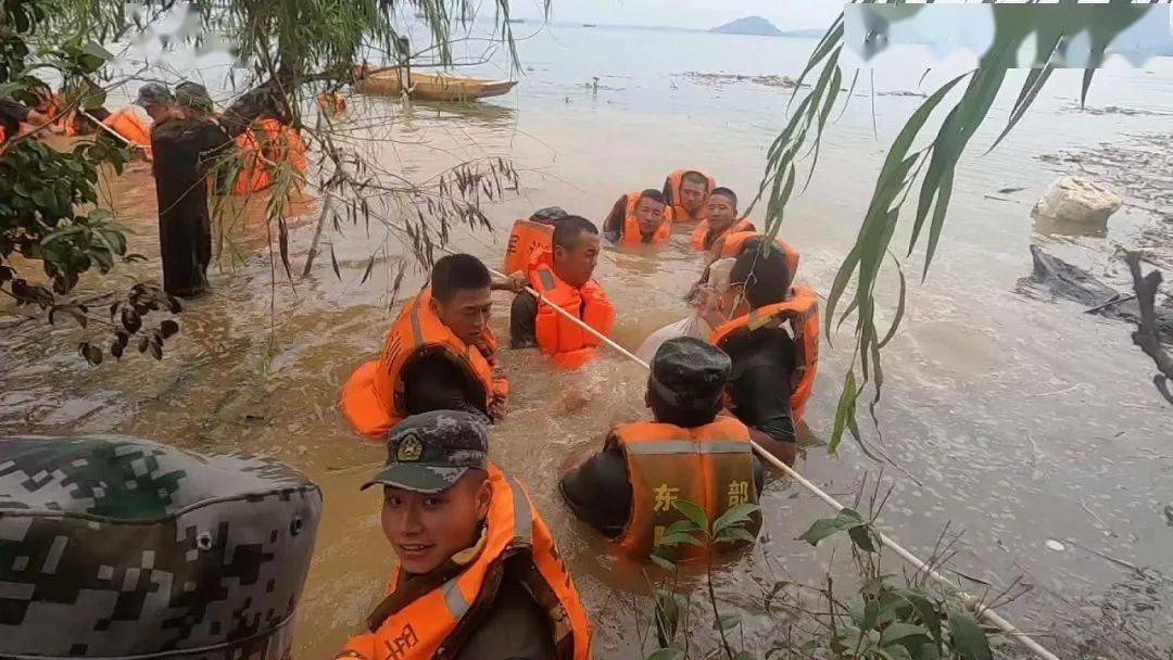 【人民至上 子弟兵全力投入抗洪抢险】东部战区多支救援力量奋战在