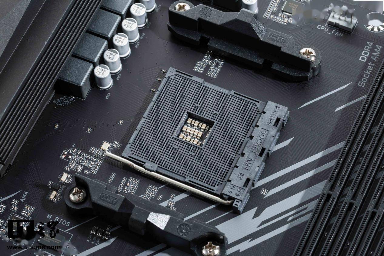 【IT之家开箱】技嘉 B550M AORUS ELITE 小雕主板图赏_接口