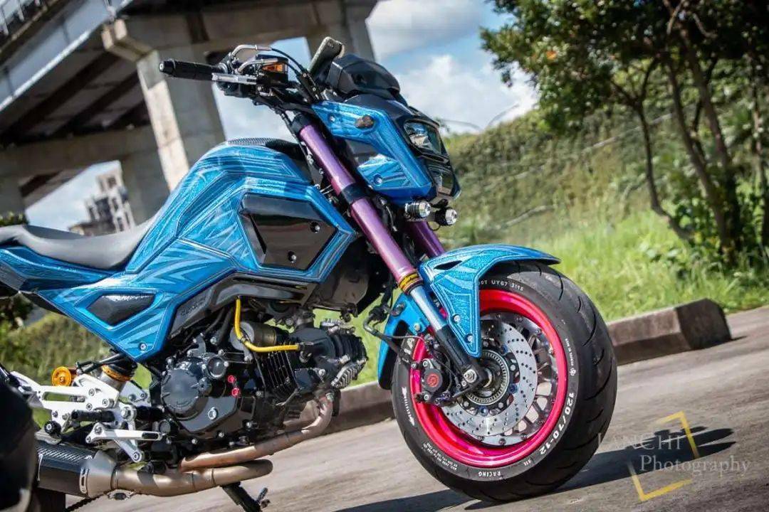 改装的racingbros倒立式前叉经过粉体烤漆,抢眼的紫色让人难以忽视