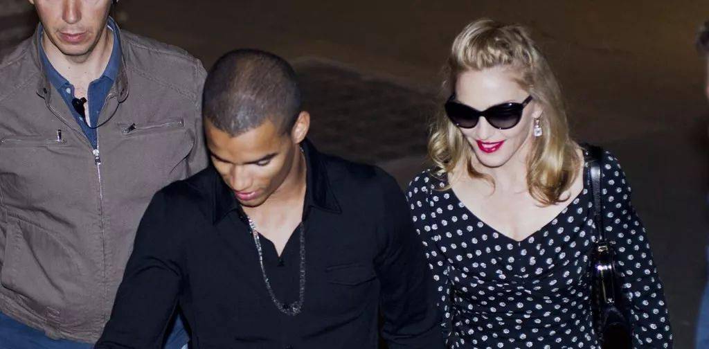 鲜肉|“少女脸”奶奶惊艳全球,61岁又泡到28岁鲜肉,网友:好狠,这女的!