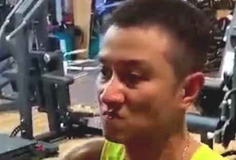 文章|文章戴金项链疯狂健身，青筋暴起一脸狠相，荷尔蒙炸裂超年轻