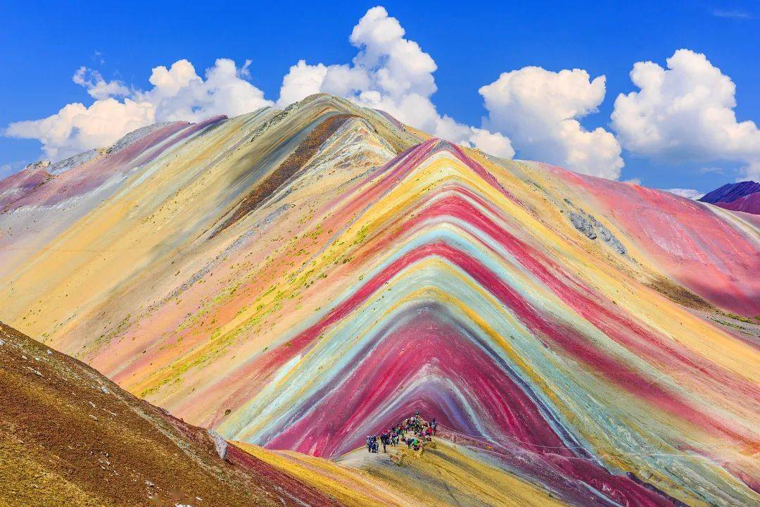 秘鲁彩虹山二一脚踏在白色的石阶上,说不出的沁凉畅快.