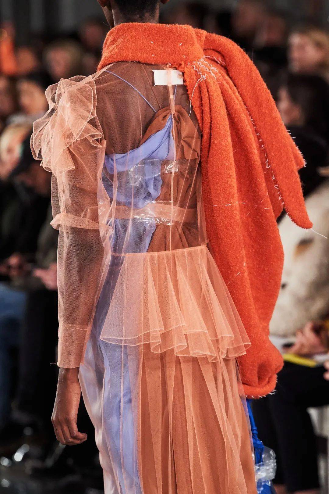 服装|时装秀场上美到窒息的"背影杀杀杀杀手"?神仙设计师俘获芳心的秘诀就是不放过任何一个细节!