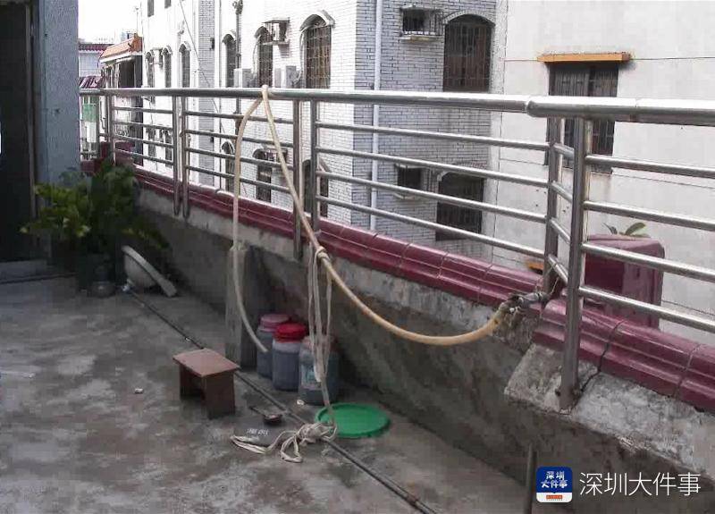 阳台|深圳8岁童从四楼阳台摔落身亡，警方初步判断意外坠楼