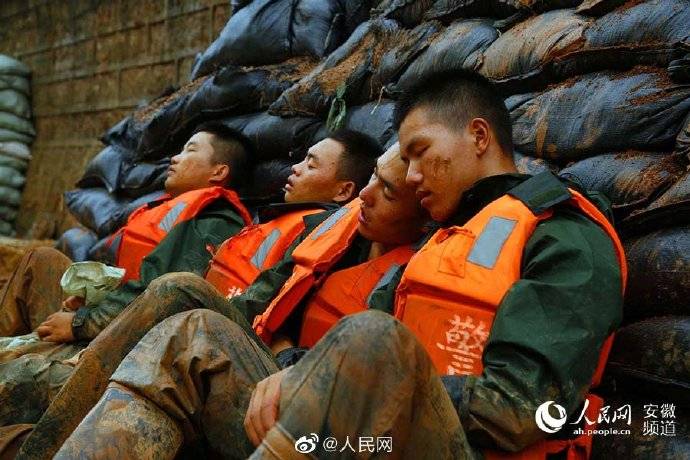 嘘…让抗洪战士多睡会吧