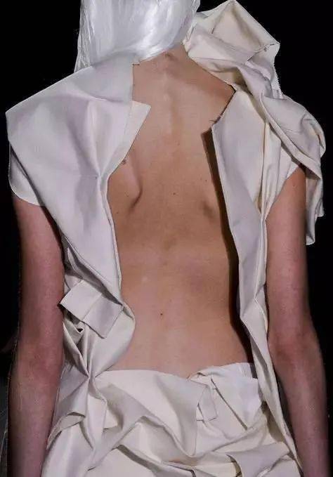 服装|时装秀场上美到窒息的"背影杀杀杀杀手"?神仙设计师俘获芳心的秘诀就是不放过任何一个细节!
