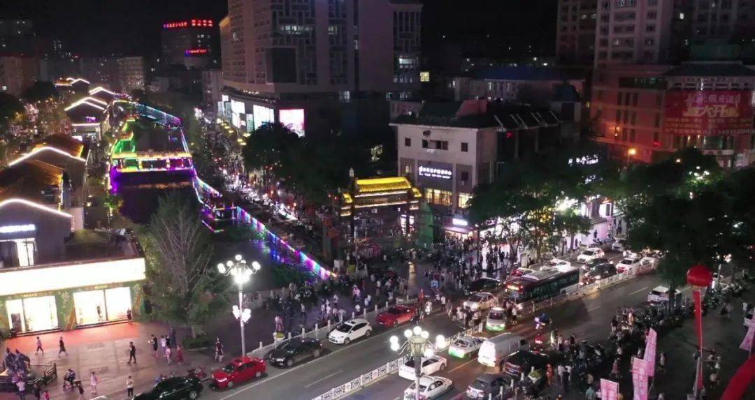 二仙居美食街 是以承德名吃为主的夜消费中心,主街 长879.