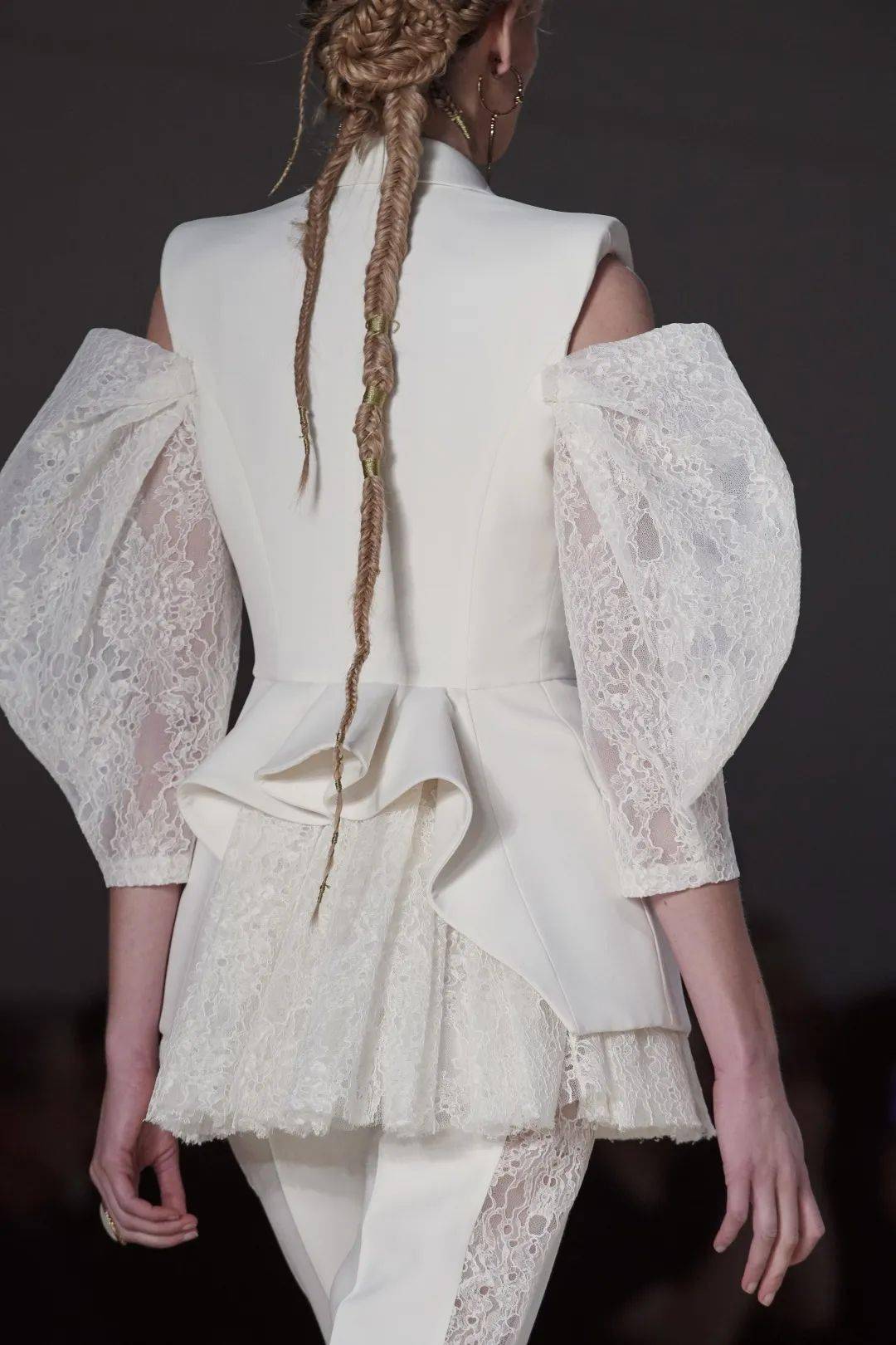 服装|时装秀场上美到窒息的"背影杀杀杀杀手"?神仙设计师俘获芳心的秘诀就是不放过任何一个细节!