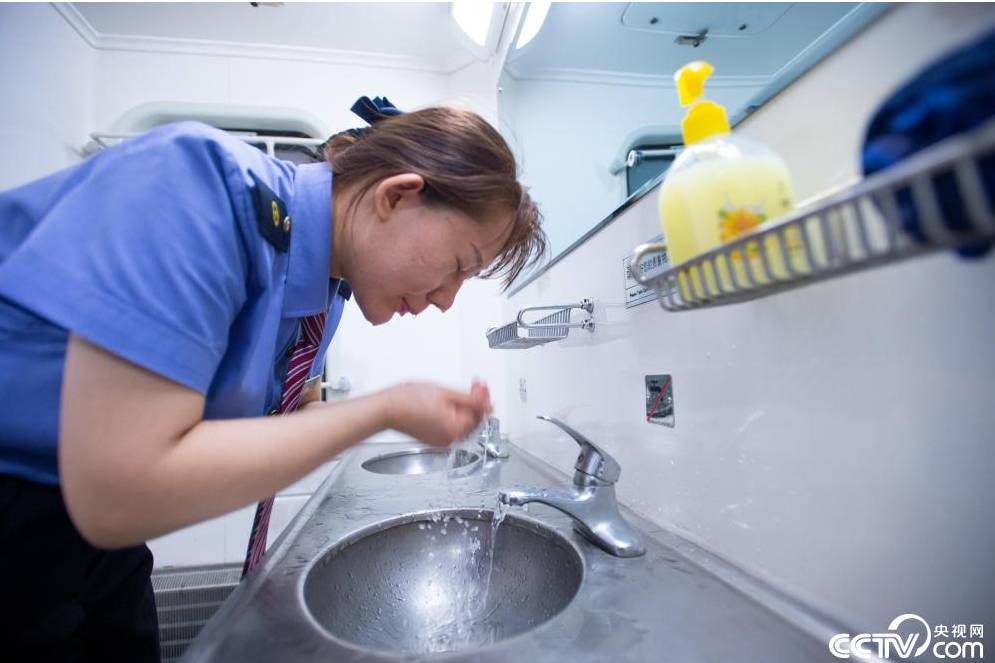 小时|“蒸桑拿”的列车员