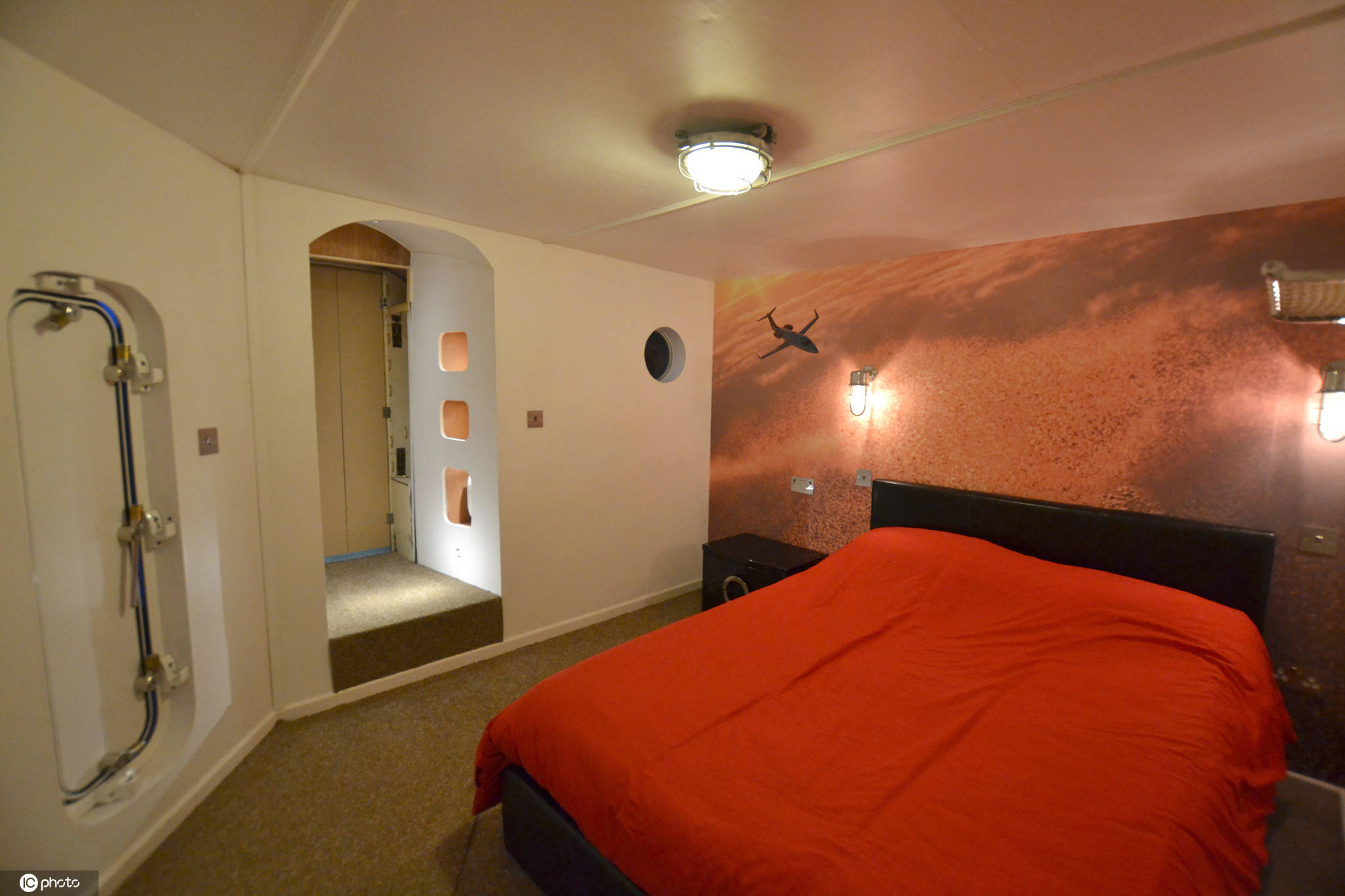 目的地|未来感十足！英国男子打造科幻风豪华野营目的地