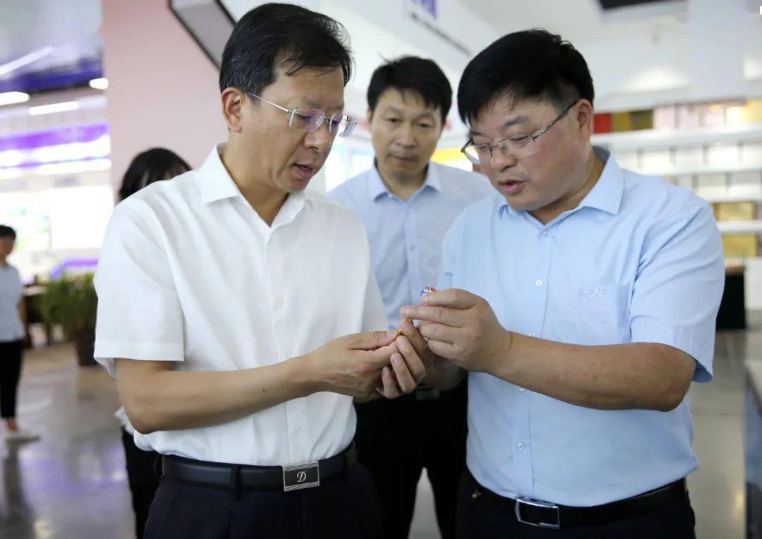 市委书记张建华调研开发区部分高成长性企业运行情况时强调专注创新