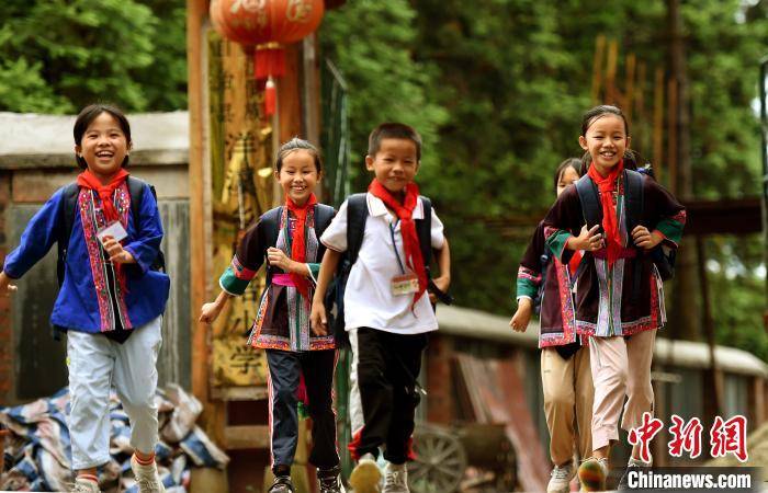 贫困村|浙江边防民警支教广西贫困村 殷殷陪伴温暖孩子求学路