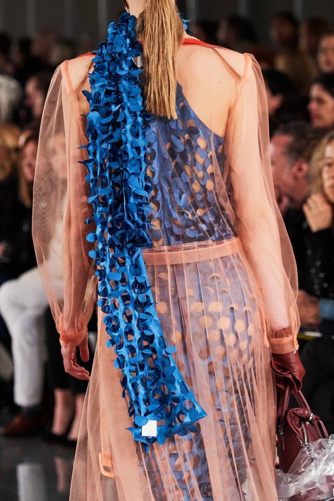 服装|时装秀场上美到窒息的"背影杀杀杀杀手"?神仙设计师俘获芳心的秘诀就是不放过任何一个细节!