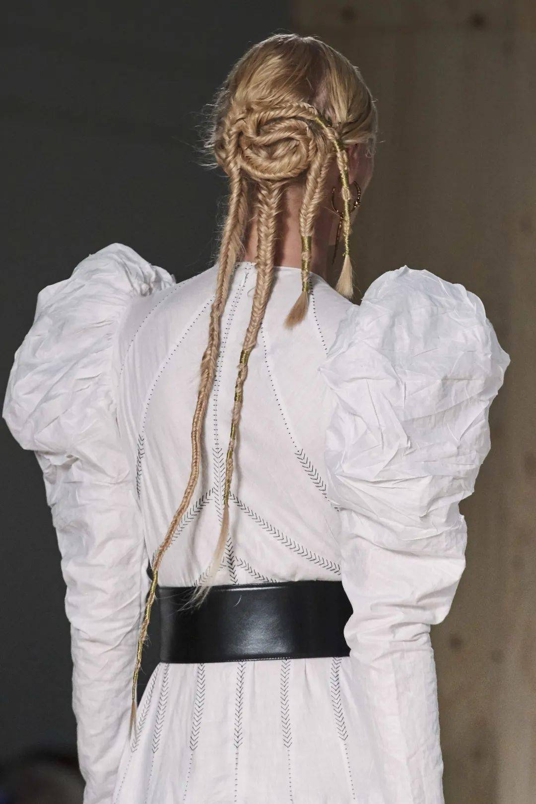 服装|时装秀场上美到窒息的"背影杀杀杀杀手"?神仙设计师俘获芳心的秘诀就是不放过任何一个细节!