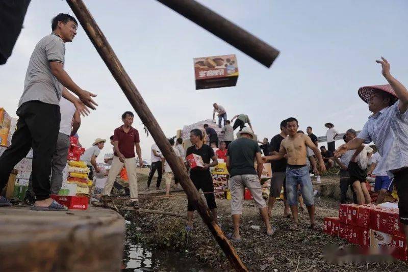 村民|新房泡在水中，一家三口留住二楼，出入靠划船