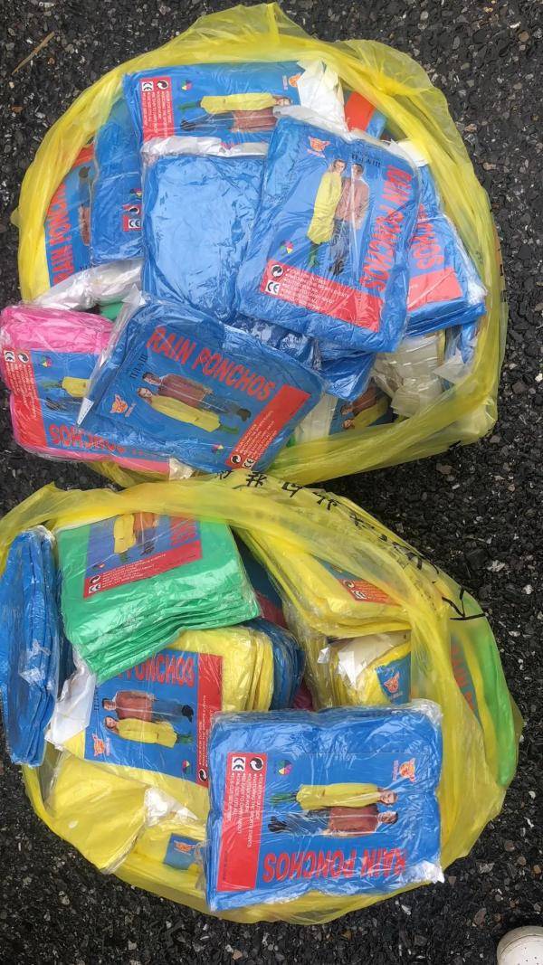 调配|这个考点细心又暖心！担心考生淋雨，紧急调配千余件雨衣