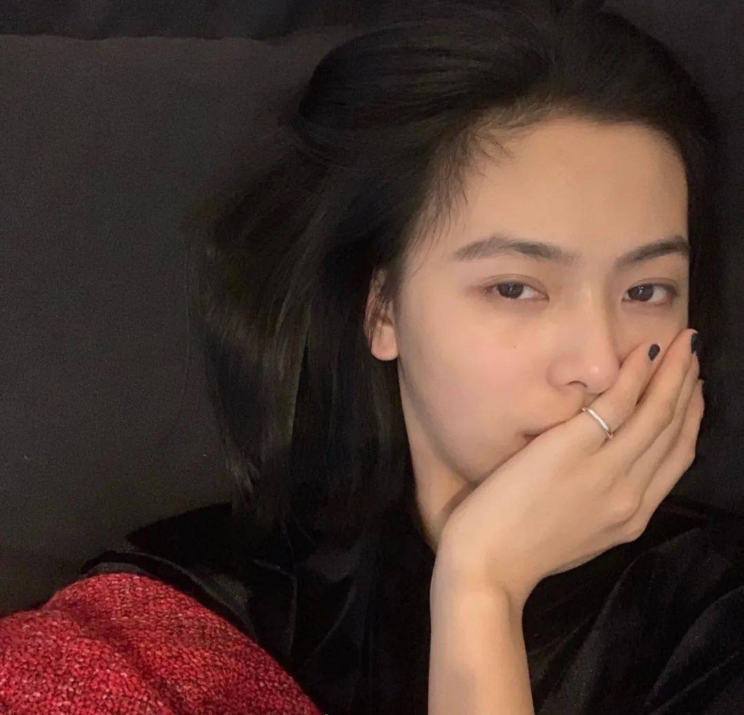 如果担心自拍的小尴尬,可以用一些简单的手势避免僵硬,像她这样比一个