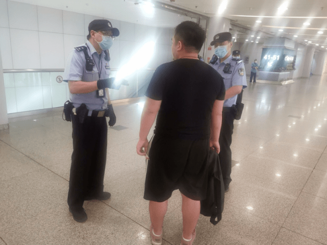 登机口|被父母逼着一天三次干这事！32岁男子离家出走了