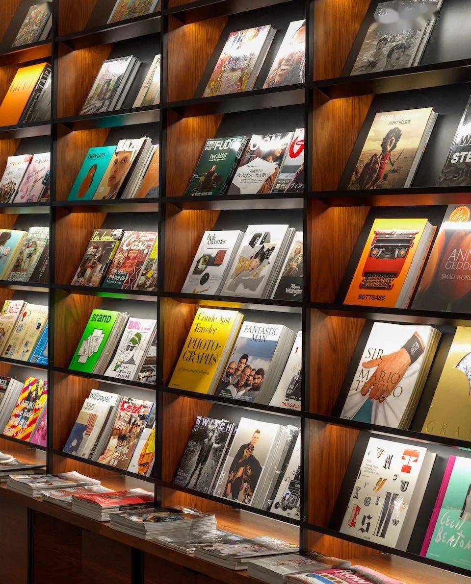 Simons|你愿意花一件单品的钱买一本品牌档案吗？