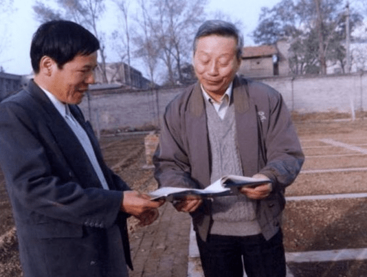 山仑的学生邓西平说,有一次他和山仑像往常一样到固原去,在汽车上,山