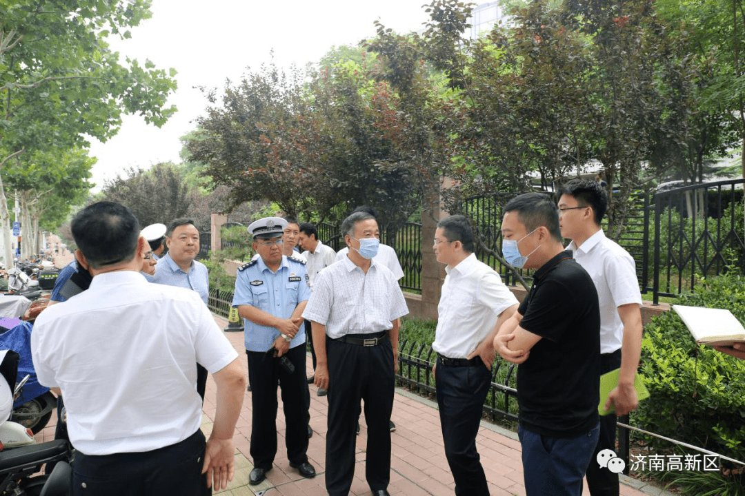 调研中,李怀东一行先后来到舜华路,龙奥北路,浪潮路,现场实地察看道路