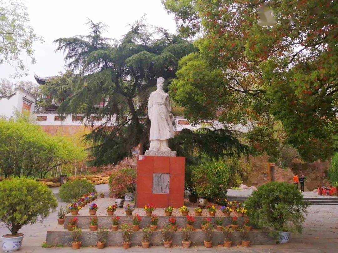 东坡赤壁,因有岩石突出像城壁一般,颜色呈赭红色而得名,又因苏轼的