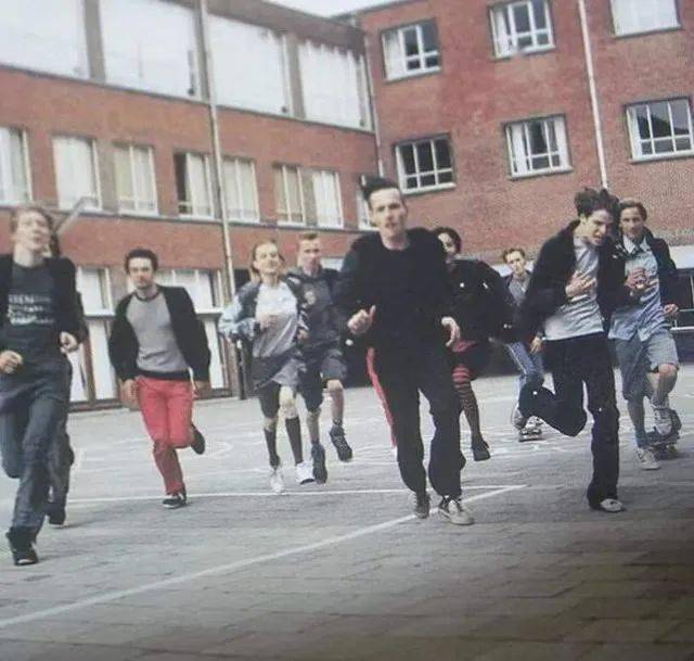 Simons|你愿意花一件单品的钱买一本品牌档案吗？