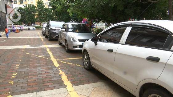 车位|小区停车场里停车被贴罚单？车主：我真是哔哔哔哔哔