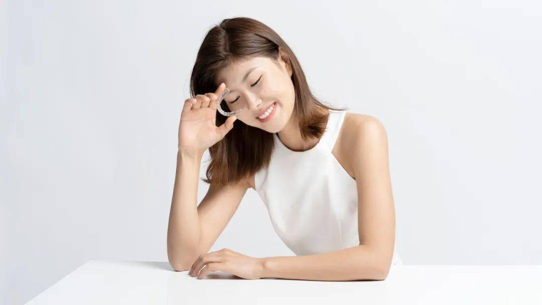 口腔|摘掉口罩也自信，暑期明星同款隐适美牙齿矫正直接半价！