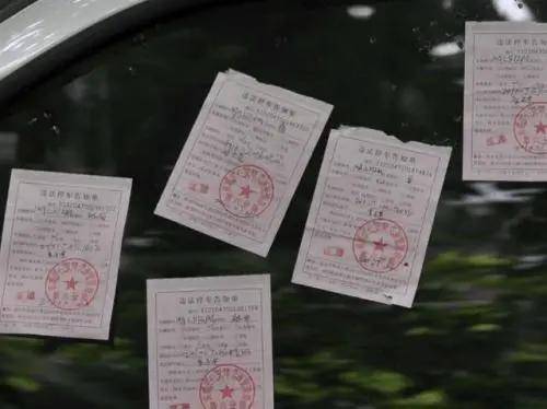 车位|小区停车场里停车被贴罚单？车主：我真是哔哔哔哔哔