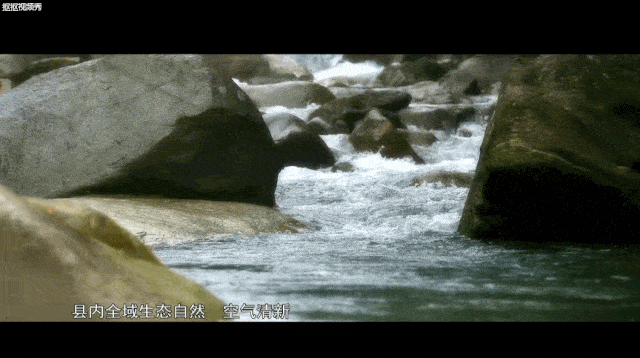有淙淙山泉,有片片美湖 山水相依 相映成画 诗意盎然 溪水清洌 瀑布