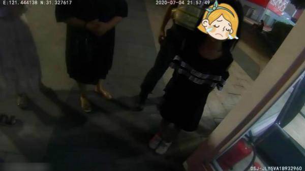 放假啦!萌娃结伴出游不慎走失 民警路人齐伸援