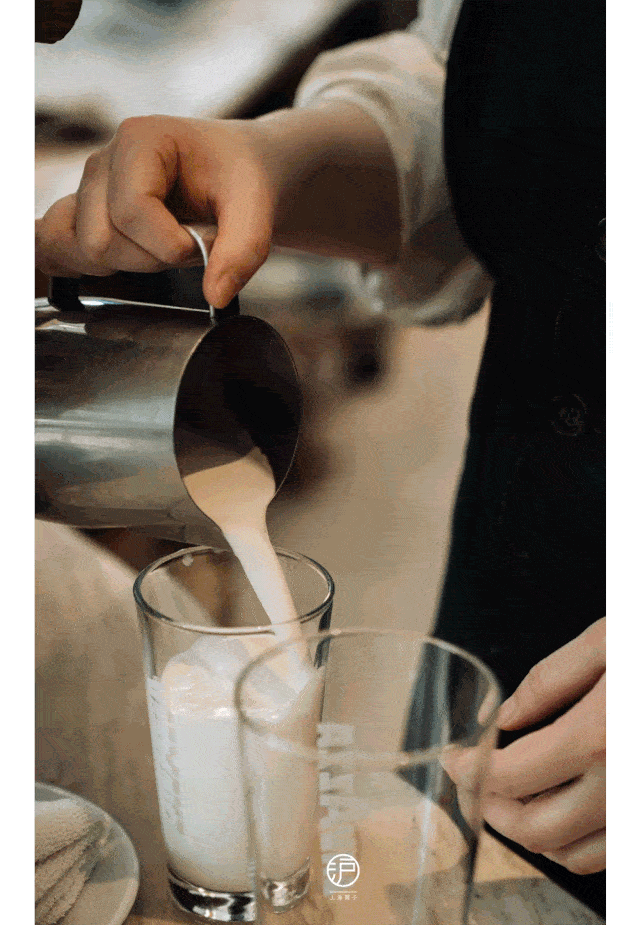 Lavazza|后天静安lady们的咖啡,居然是用阿斯顿马丁送来的!