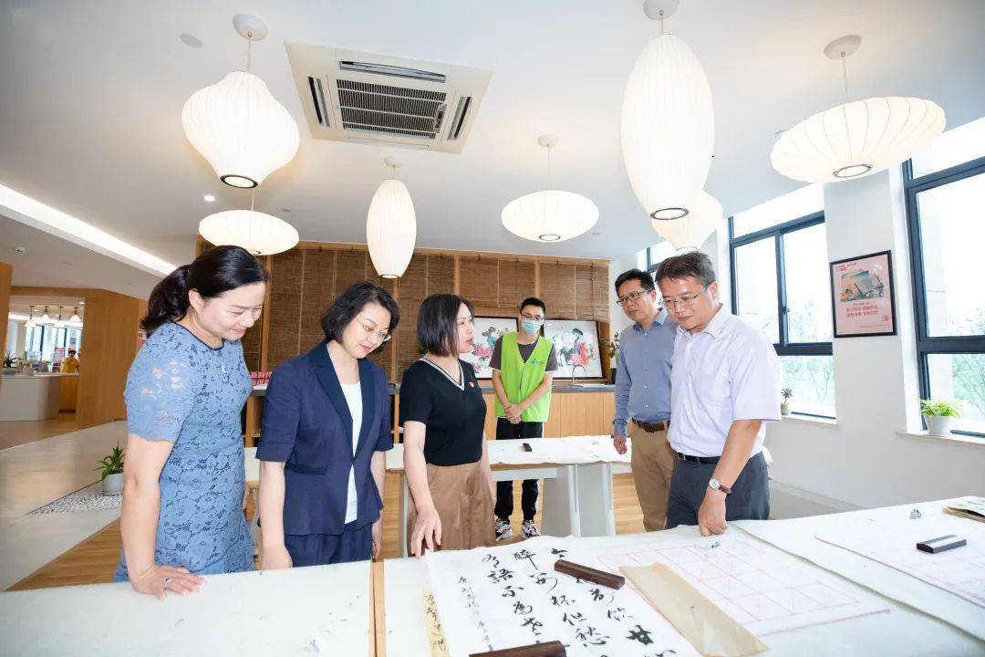 领导调研丨奉贤区区委宣传部部长向义海一行来到金海生活驿站调研
