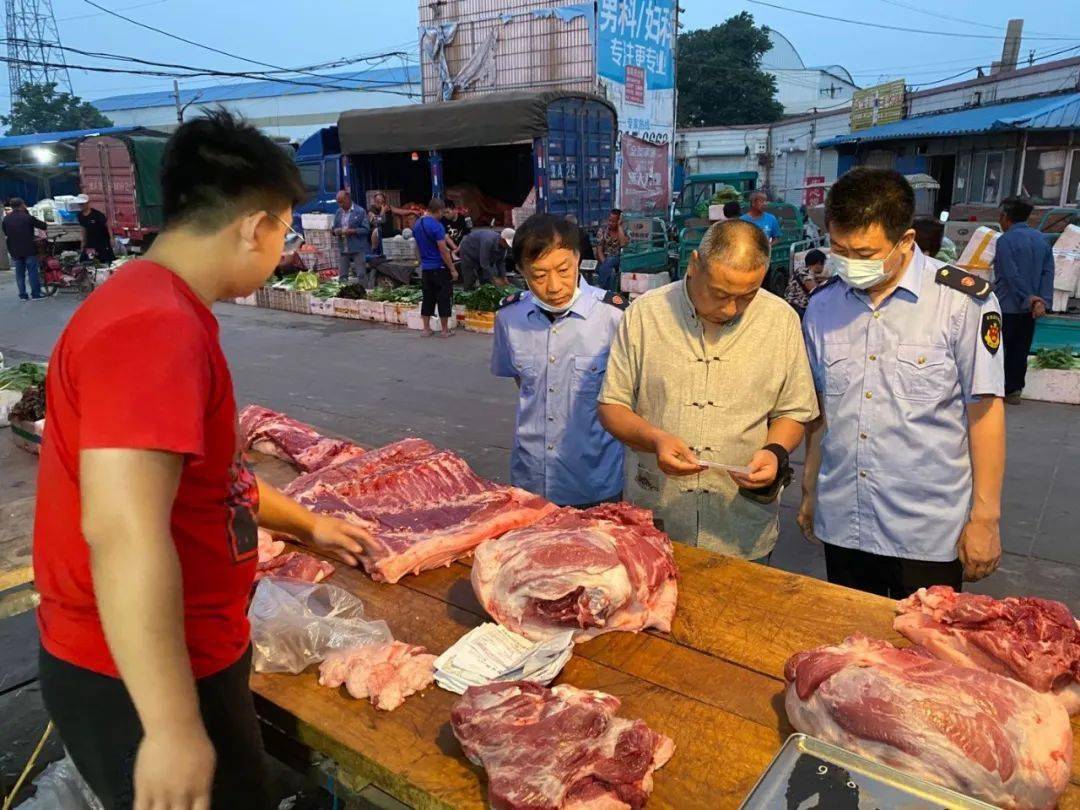 我市对西苑菜市场猪肉经营户进行执法检查!2家个体户被责令停业!