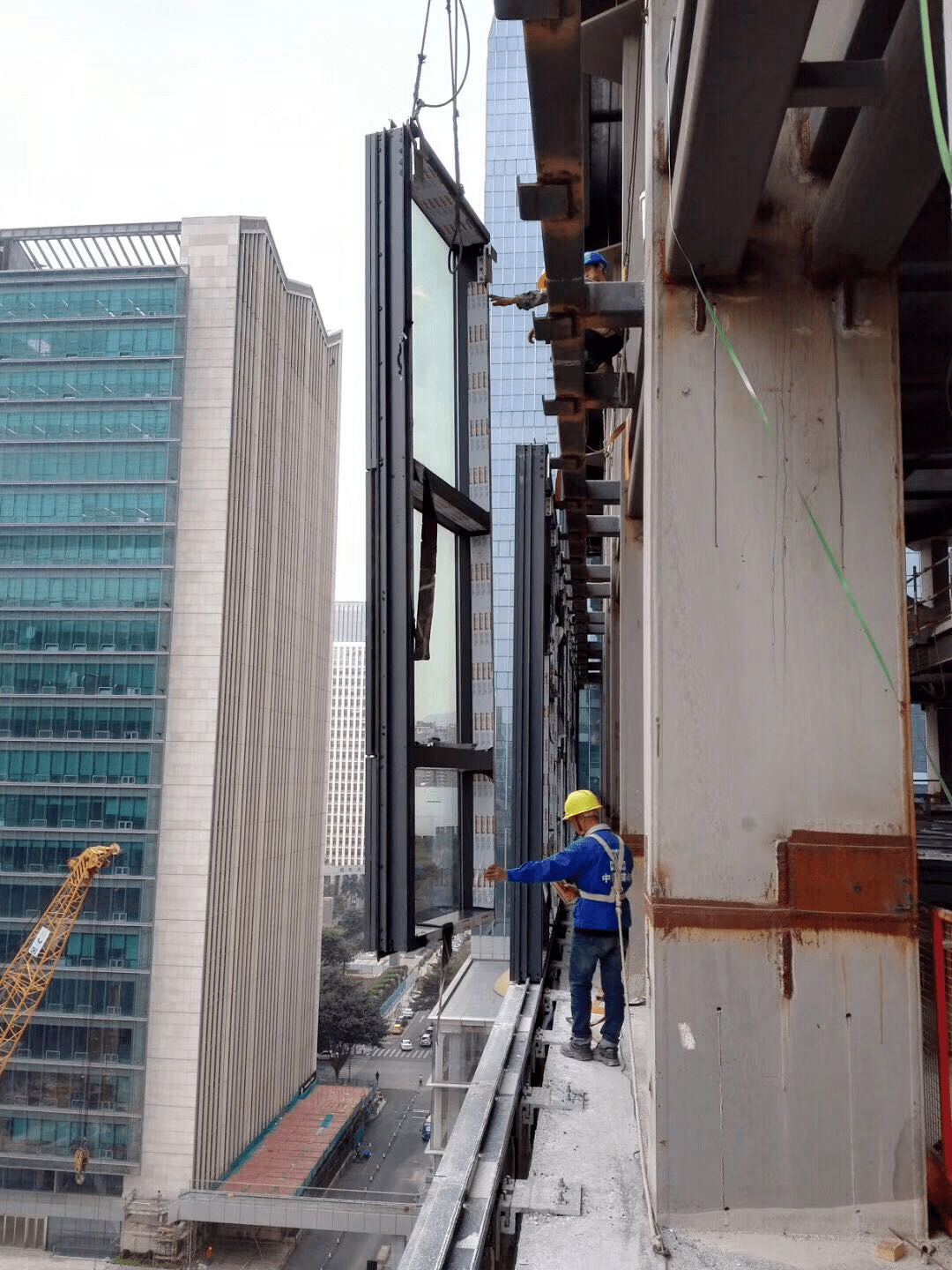 单元式幕墙安装施工中