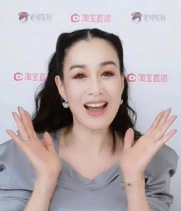 肌肤|50岁钟丽缇干了啥？！迷倒小12岁奶狗，不老神术教教我…