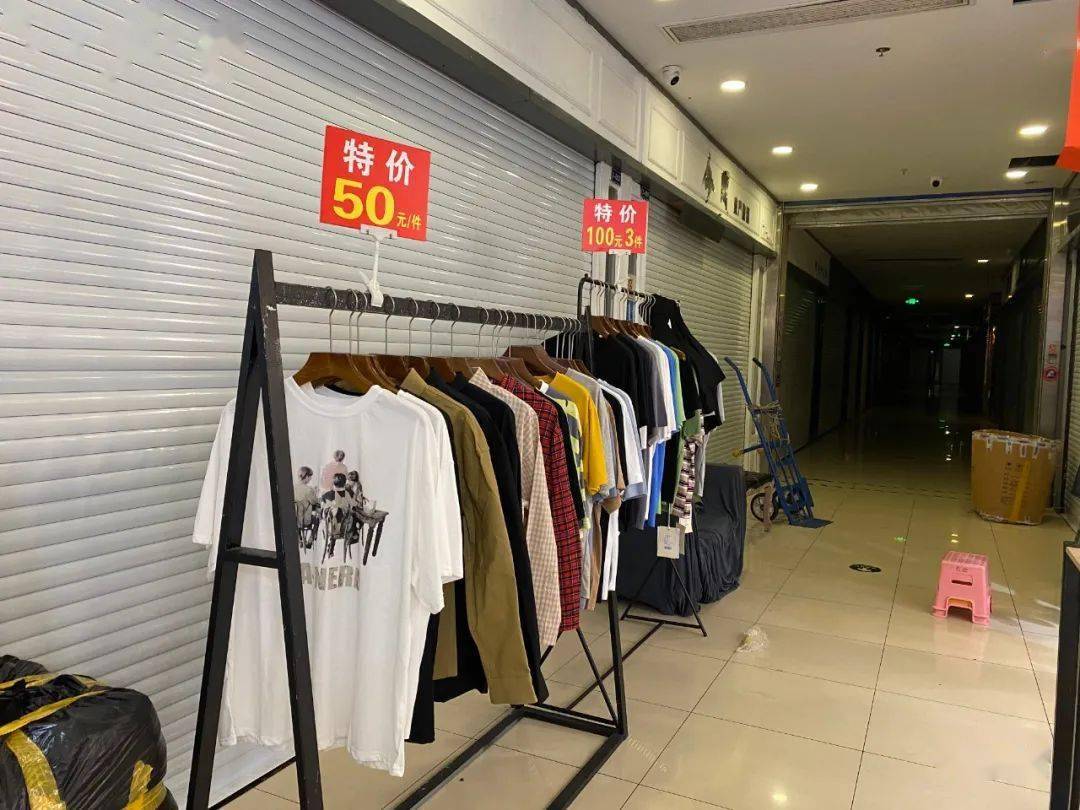 特价|上衣5块、连衣裙10块！杭州这家服饰城单件就能拿特价，就连护栏旁都坐满了人…