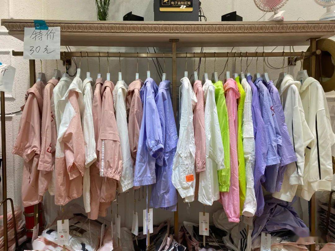 特价|上衣5块、连衣裙10块！杭州这家服饰城单件就能拿特价，就连护栏旁都坐满了人…