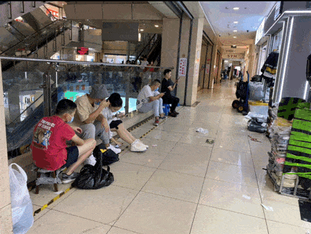 特价|上衣5块、连衣裙10块！杭州这家服饰城单件就能拿特价，就连护栏旁都坐满了人…